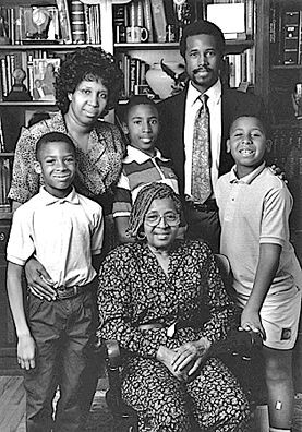 Nhận con dao từ tay con trai, người mẹ biết mình đã dạy dỗ con nên người-3