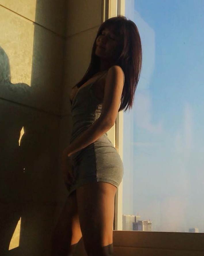 Hội bạn gái cầu thủ chăm đăng ảnh khoe eo thon gợi cảm-3