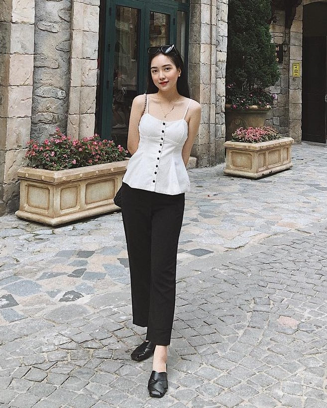 Hội bạn gái cầu thủ chăm đăng ảnh khoe eo thon gợi cảm-14