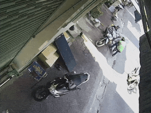 Chủ quán phi thân qua tủ kính, truy đuổi tên cướp điện thoại-1