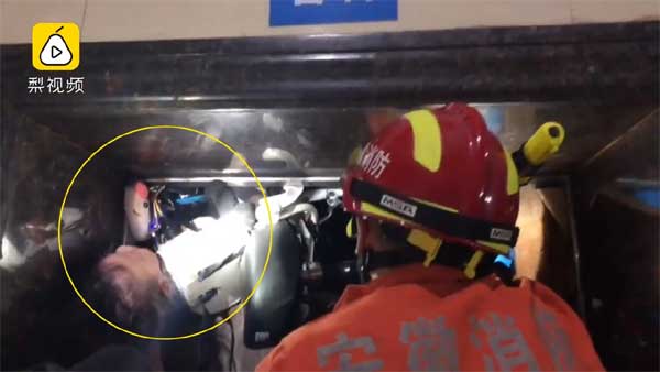 Thót tim cảnh thang máy gặp sự cố, đứa bé 19 tháng tuổi bị treo ngược cả người lẫn xe điện, may mắn được giải cứu an toàn-2