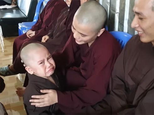 Nghẹn ngào trước cảnh nhóm hài nhí 5 chú tiểu từng gây náo động