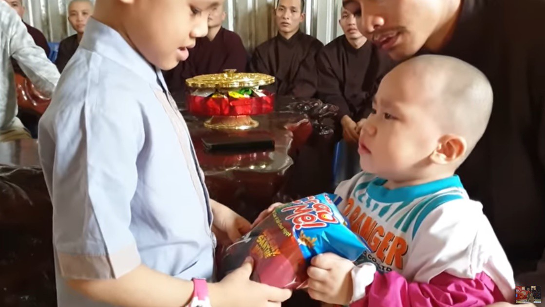 Nghẹn ngào trước cảnh nhóm hài nhí 5 chú tiểu từng gây náo động Thách thức danh hài chia tay 1 thành viên-4