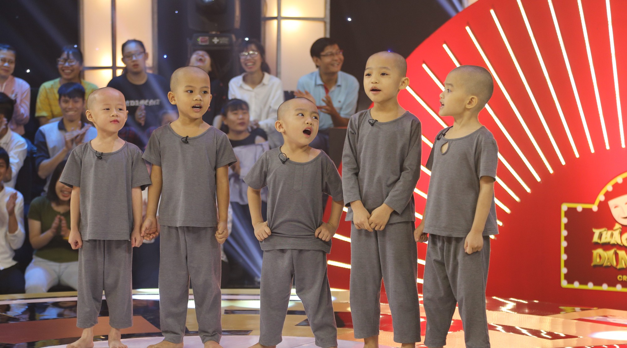 Nghẹn ngào trước cảnh nhóm hài nhí 5 chú tiểu từng gây náo động Thách thức danh hài chia tay 1 thành viên-1