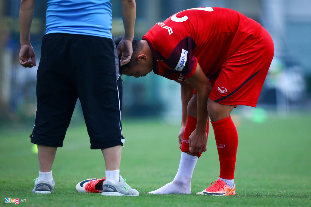 Phát hiện tuyển thủ đau ngón chân, HLV Park lập tức bắt nghỉ tập-2