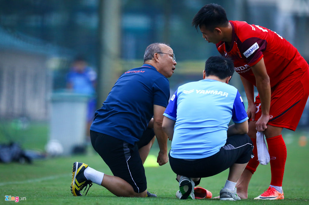 Phát hiện tuyển thủ đau ngón chân, HLV Park lập tức bắt nghỉ tập-3