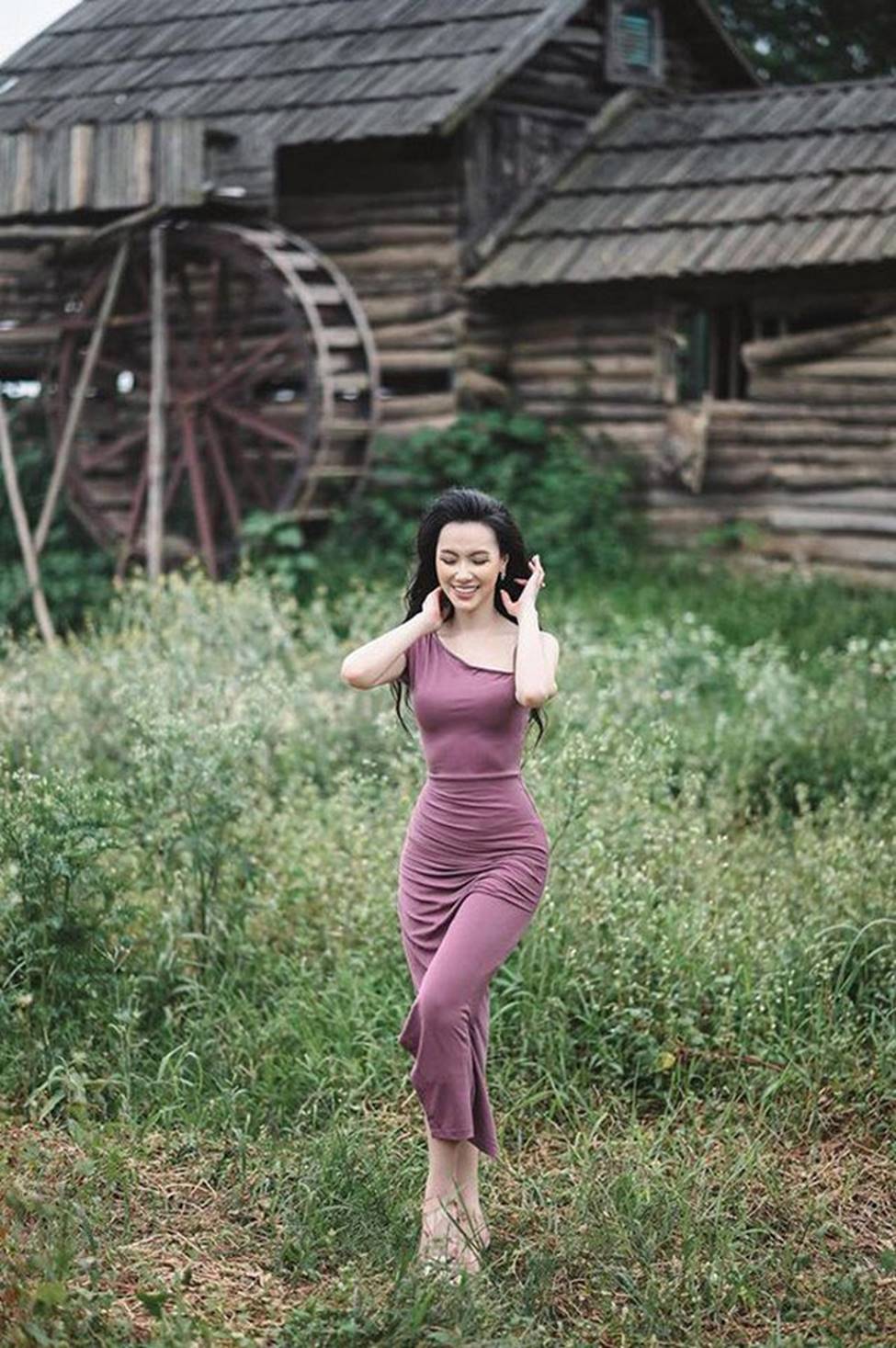 Vẻ gợi cảm nóng bỏng của dàn người đẹp Việt sở hữu vòng eo con kiến-19