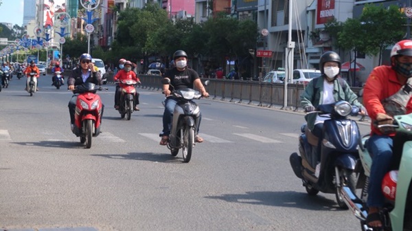 TP.HCM ô nhiễm không khí, chuyên gia cảnh báo cha mẹ đừng cho trẻ ra ngoài buổi trưa, chiều-1