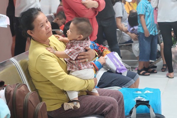 TP.HCM ô nhiễm không khí, chuyên gia cảnh báo cha mẹ đừng cho trẻ ra ngoài buổi trưa, chiều-3