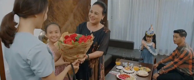 Thái (Hoa Hồng Trên Ngực Trái) phải hoãn lịch li hôn với Khuê vì 3 lí do: Chung quy cũng vì liêm sĩ với con cái!-3