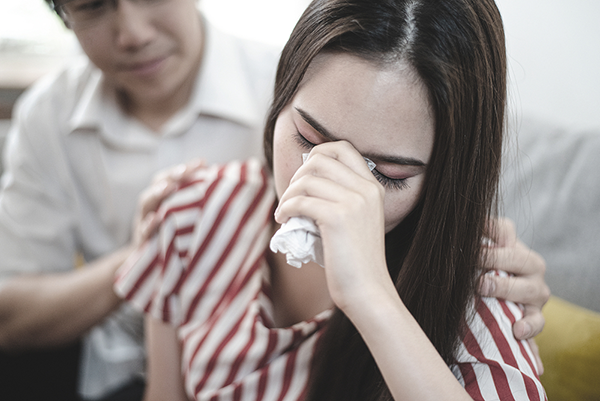 4 năm sau ly hôn, tôi gặp lại chồng cũ trong bộ dạng rách nát xin ăn và chạnh lòng đau xót khi thấy đứa bé được địu ở sau lưng anh ta-1