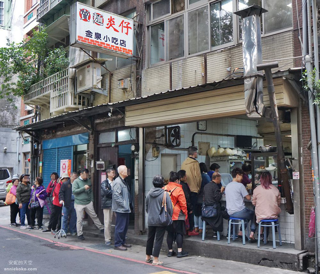 Miễn phí bữa cơm cho 2 bà cháu, hơn 1 tháng sau, cảnh tượng trước cửa tiệm khiến chủ quán vội huy động người đến giúp-1