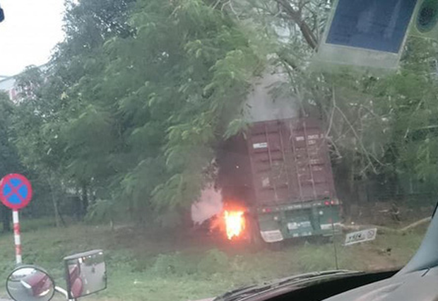2 xe container va chạm khiến 1 xe bốc cháy dữ dội, tài xế tử vong trong cabin-1
