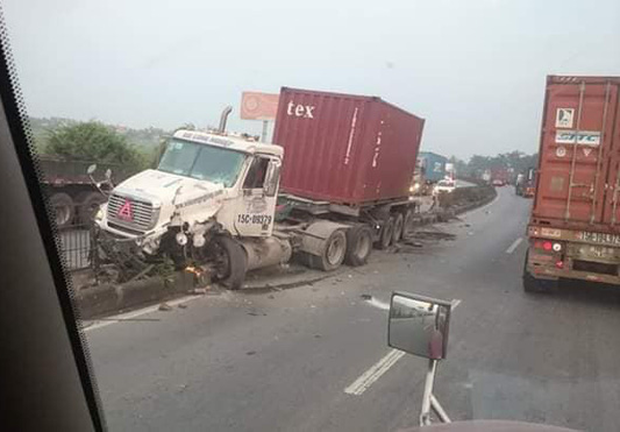 2 xe container va chạm khiến 1 xe bốc cháy dữ dội, tài xế tử vong trong cabin-2