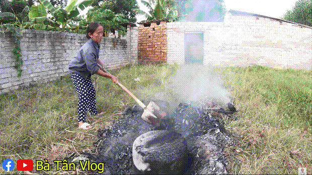 Bà Tân lần đầu tiên phải ăn một mình vì làm món khổng lồ nhưng thất bại, nướng gà úp xoong nhưng mở ra thì hoá... thiên nga đen thui-8