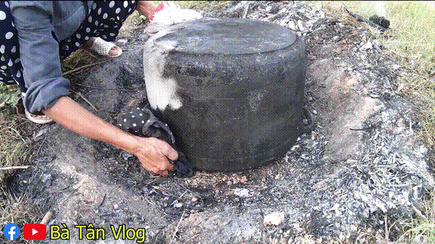 Bà Tân lần đầu tiên phải ăn một mình vì làm món khổng lồ nhưng thất bại, nướng gà úp xoong nhưng mở ra thì hoá... thiên nga đen thui-9