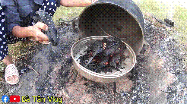 Bà Tân lần đầu tiên phải ăn một mình vì làm món khổng lồ nhưng thất bại, nướng gà úp xoong nhưng mở ra thì hoá... thiên nga đen thui-10