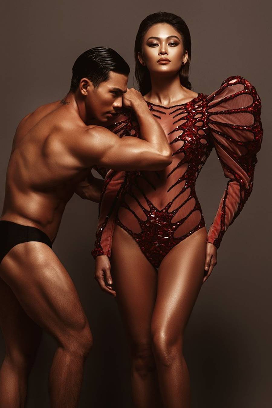 Minh Tú, Mâu Thuỷ mặc gợi cảm đọ độ nóng bỏng-8