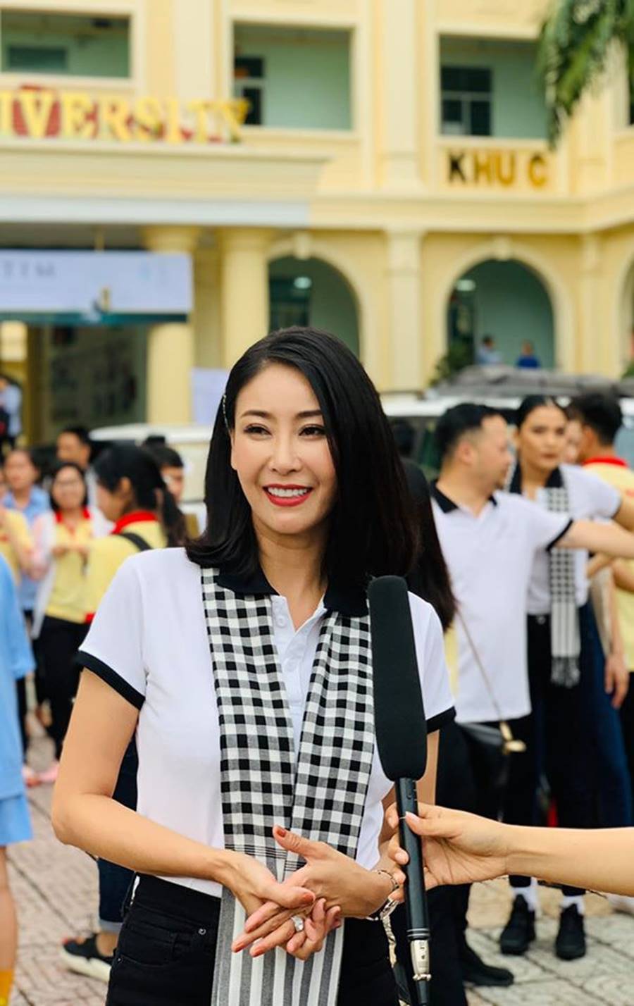 Minh Tú, Mâu Thuỷ mặc gợi cảm đọ độ nóng bỏng-9