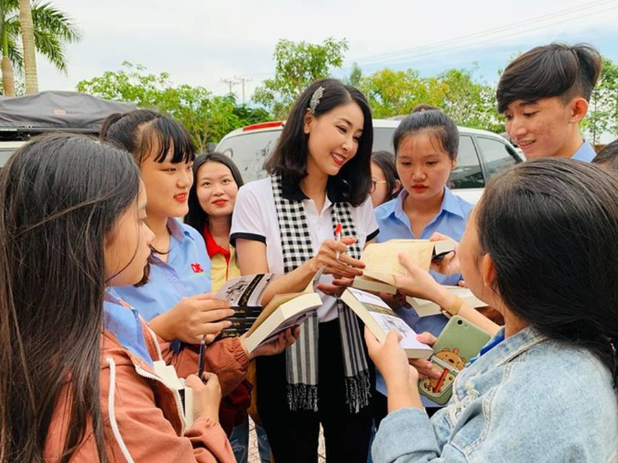 Minh Tú, Mâu Thuỷ mặc gợi cảm đọ độ nóng bỏng-10