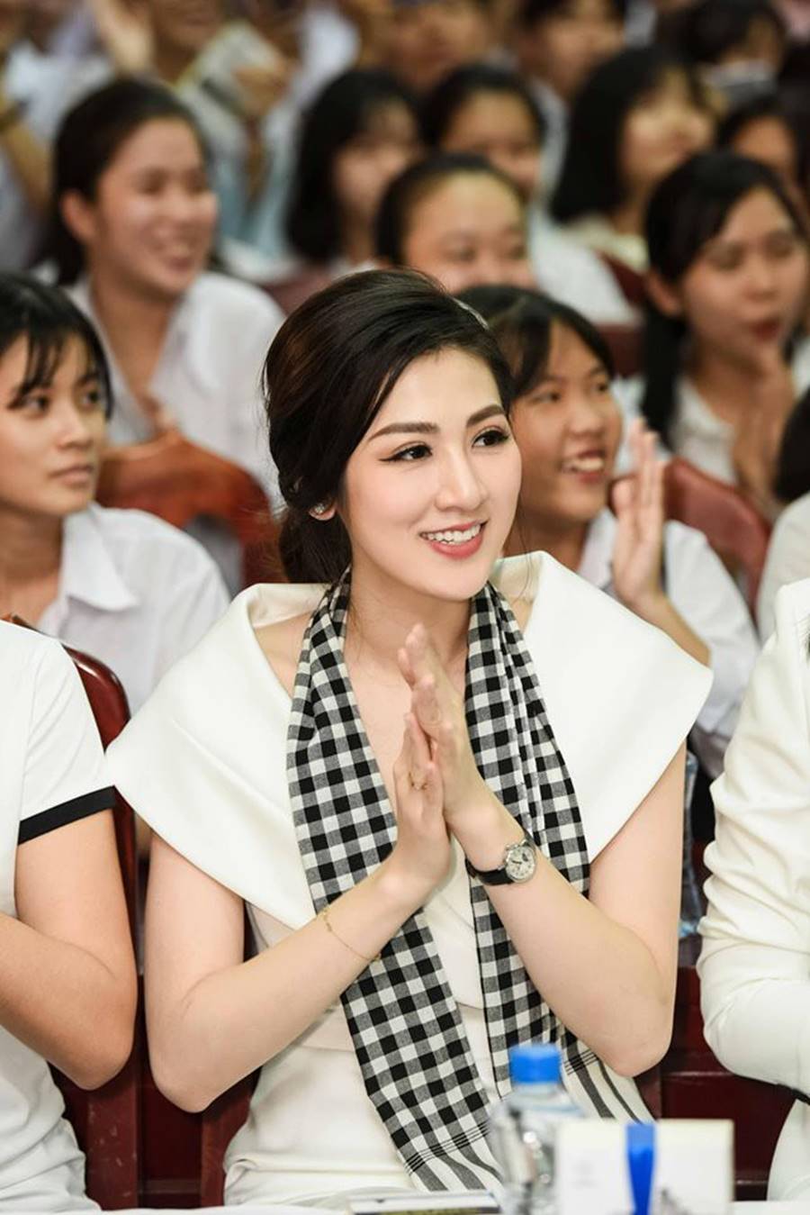 Minh Tú, Mâu Thuỷ mặc gợi cảm đọ độ nóng bỏng-11