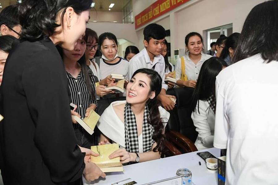 Minh Tú, Mâu Thuỷ mặc gợi cảm đọ độ nóng bỏng-12