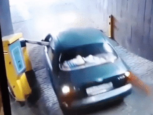 Cụ ông 84 tuổi cài nhầm số lùi tông hàng loạt phương tiện trên đường-1