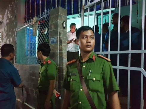 Giết anh vợ rồi bỏ trốn, tên sát nhân bị bắt trong lúc lang thang uống rượu trên đường-2