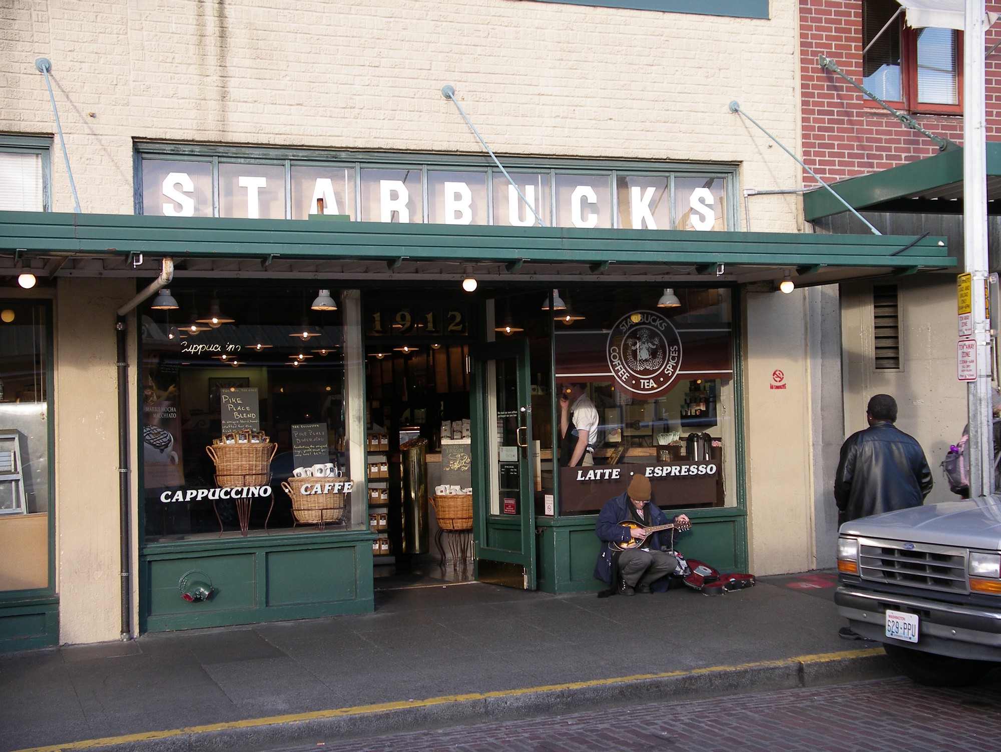 Một cốc cafe cỡ L liệu có nhiều hơn cỡ S và 9 mưu mẹo mà Starbucks áp dụng để khiến khách hàng chi nhiều tiền hơn-1