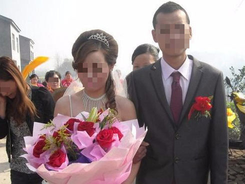 Người thứ ba đến đòi vợ nhường chồng nhưng tới khi được trao tận tay thì cô ả lại xanh mặt chạy thẳng không dám nhận-3