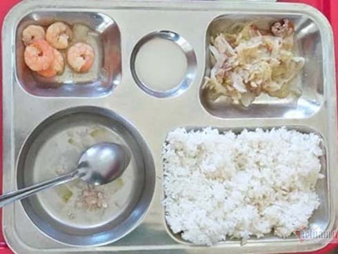Phụ huynh bức xúc bữa ăn 20.000 đồng chỉ có đậu phụ, cá viên-2