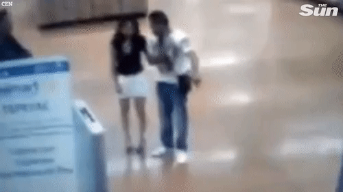 Bị nghi ngờ ăn cắp đồ trong siêu thị, cô gái quyết định... lột sạch đồ để chứng minh mình vô tội-1