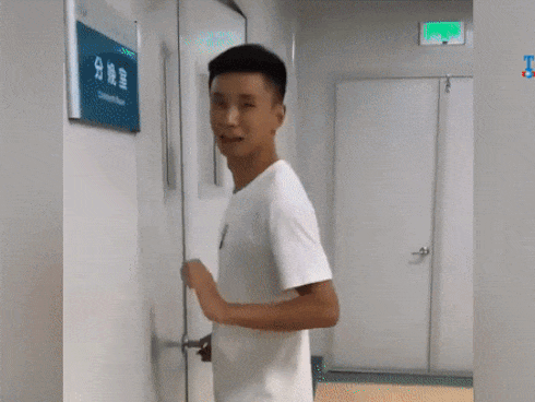 Khi vợ sinh con trong phòng mổ, chồng ở ngoài làm gì?