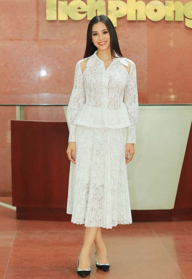 Hoa hậu Tiểu Vy, Á hậu Phương Nga đọ sắc xinh đẹp dưới nắng thu Hà Nội-4