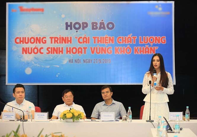 Hoa hậu Tiểu Vy, Á hậu Phương Nga đọ sắc xinh đẹp dưới nắng thu Hà Nội-3