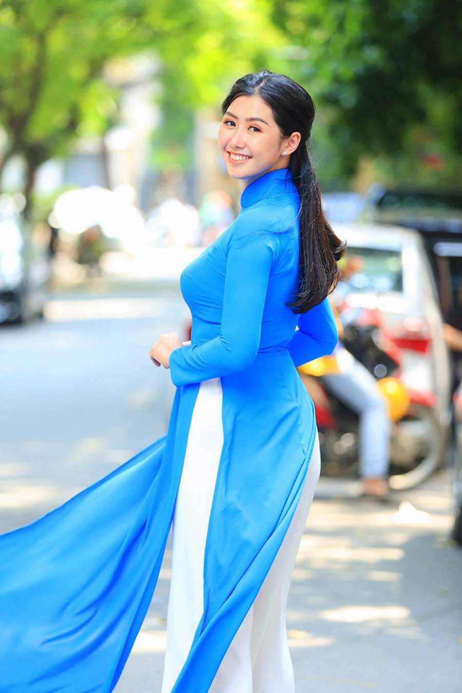 Hoa hậu Tiểu Vy, Á hậu Phương Nga đọ sắc xinh đẹp dưới nắng thu Hà Nội-11