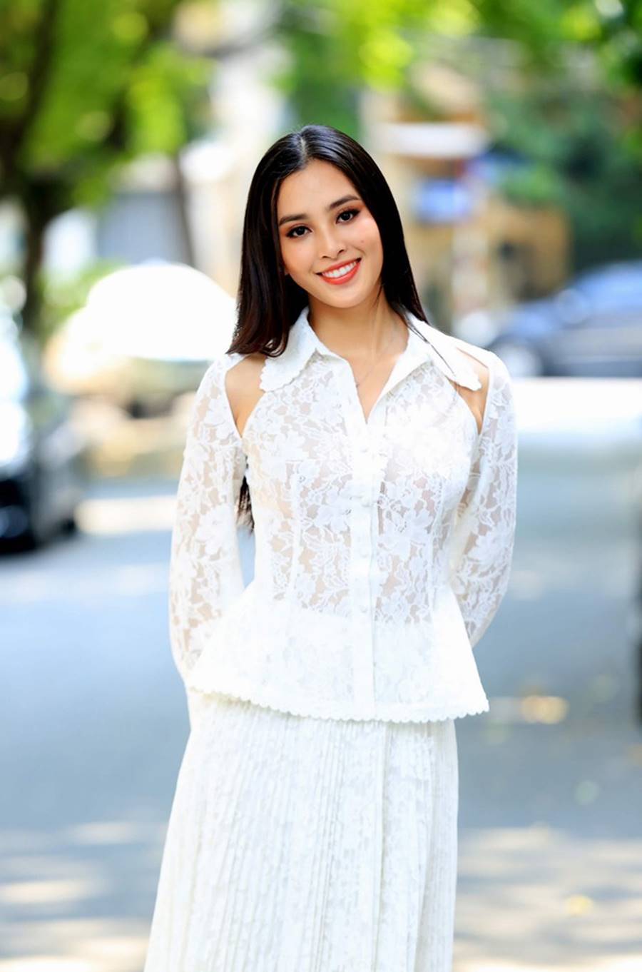 Hoa hậu Tiểu Vy, Á hậu Phương Nga đọ sắc xinh đẹp dưới nắng thu Hà Nội-5