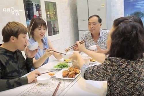 Sau 3 năm kết hôn với Trấn Thành, mối quan hệ của Hari Won với bố mẹ chồng ra sao?-2