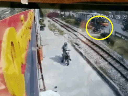 Nam thanh niên vượt ẩu suýt chết khi kẹt giữa ôtô khách và xe tải-1