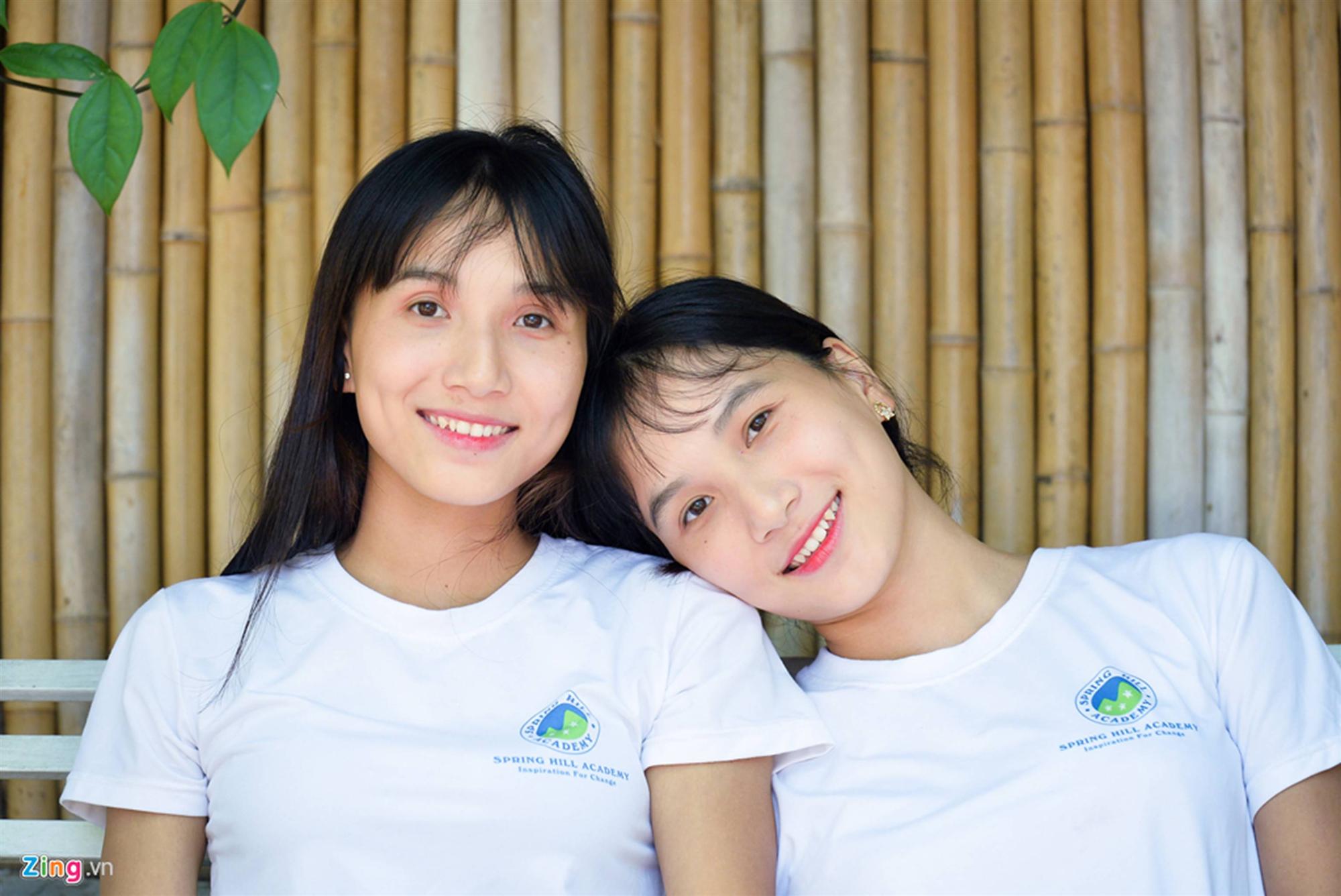 Chị em sinh đôi là cô giáo, giống nhau đến mức học sinh cũng nhầm-2