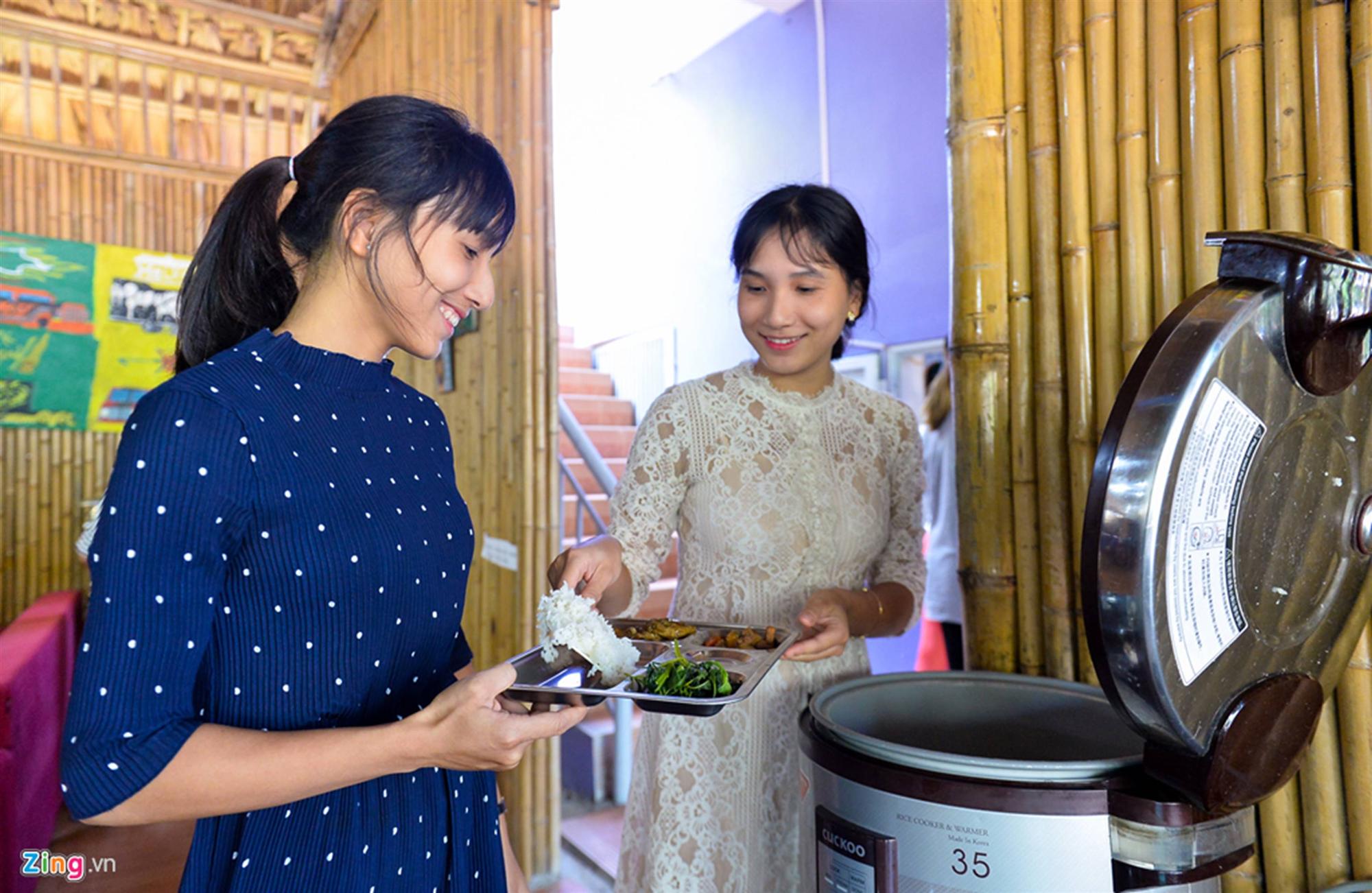 Chị em sinh đôi là cô giáo, giống nhau đến mức học sinh cũng nhầm-4