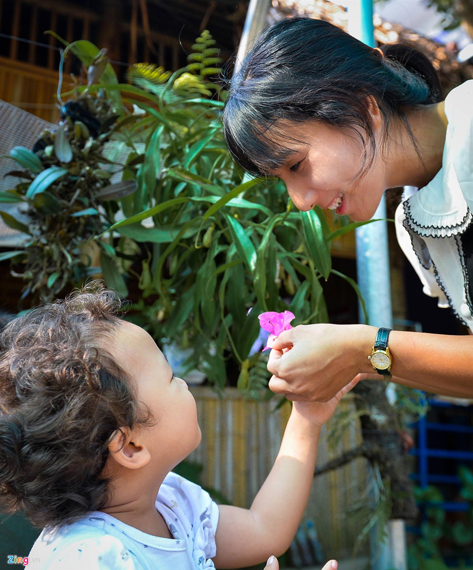 Chị em sinh đôi là cô giáo, giống nhau đến mức học sinh cũng nhầm-6