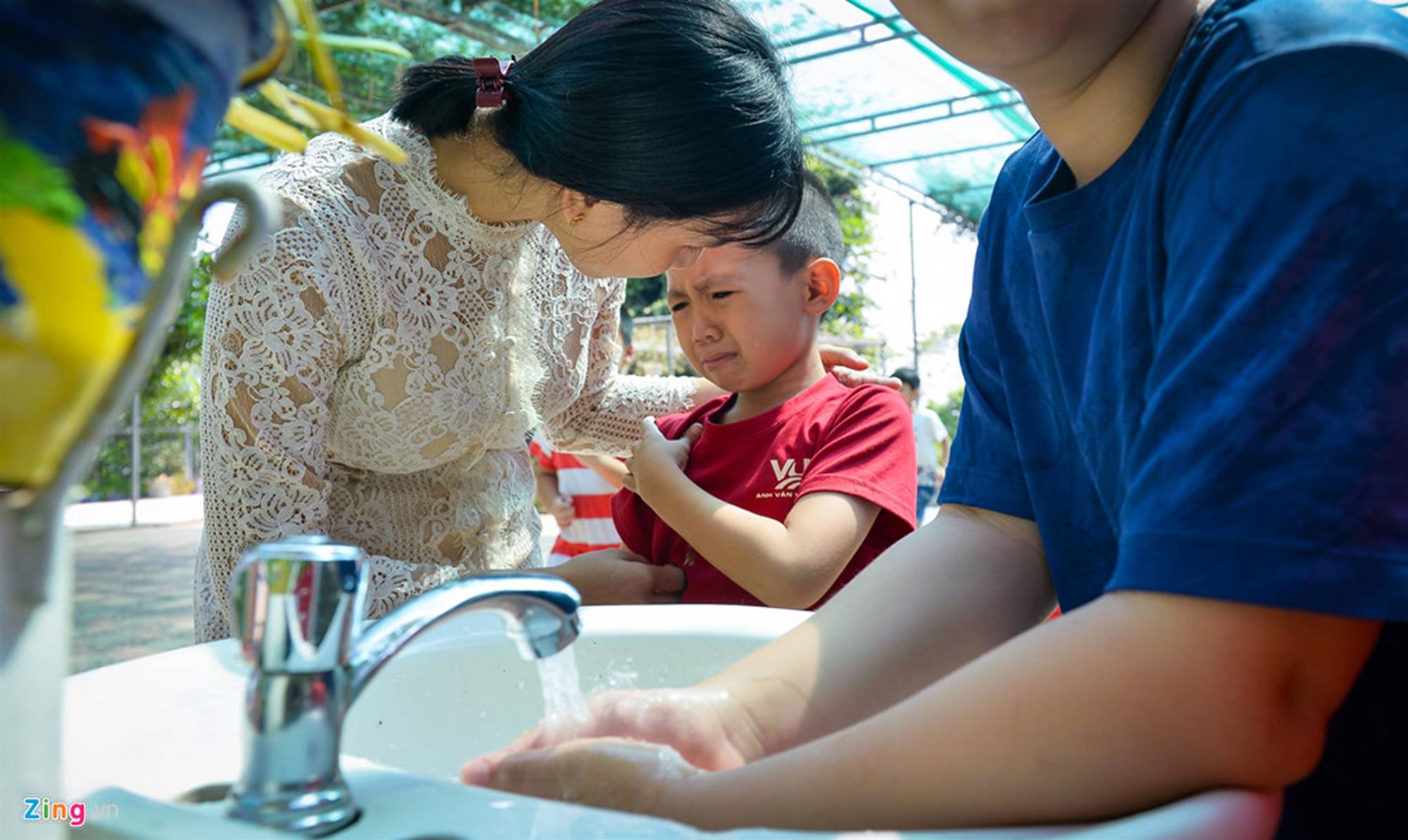 Chị em sinh đôi là cô giáo, giống nhau đến mức học sinh cũng nhầm-12