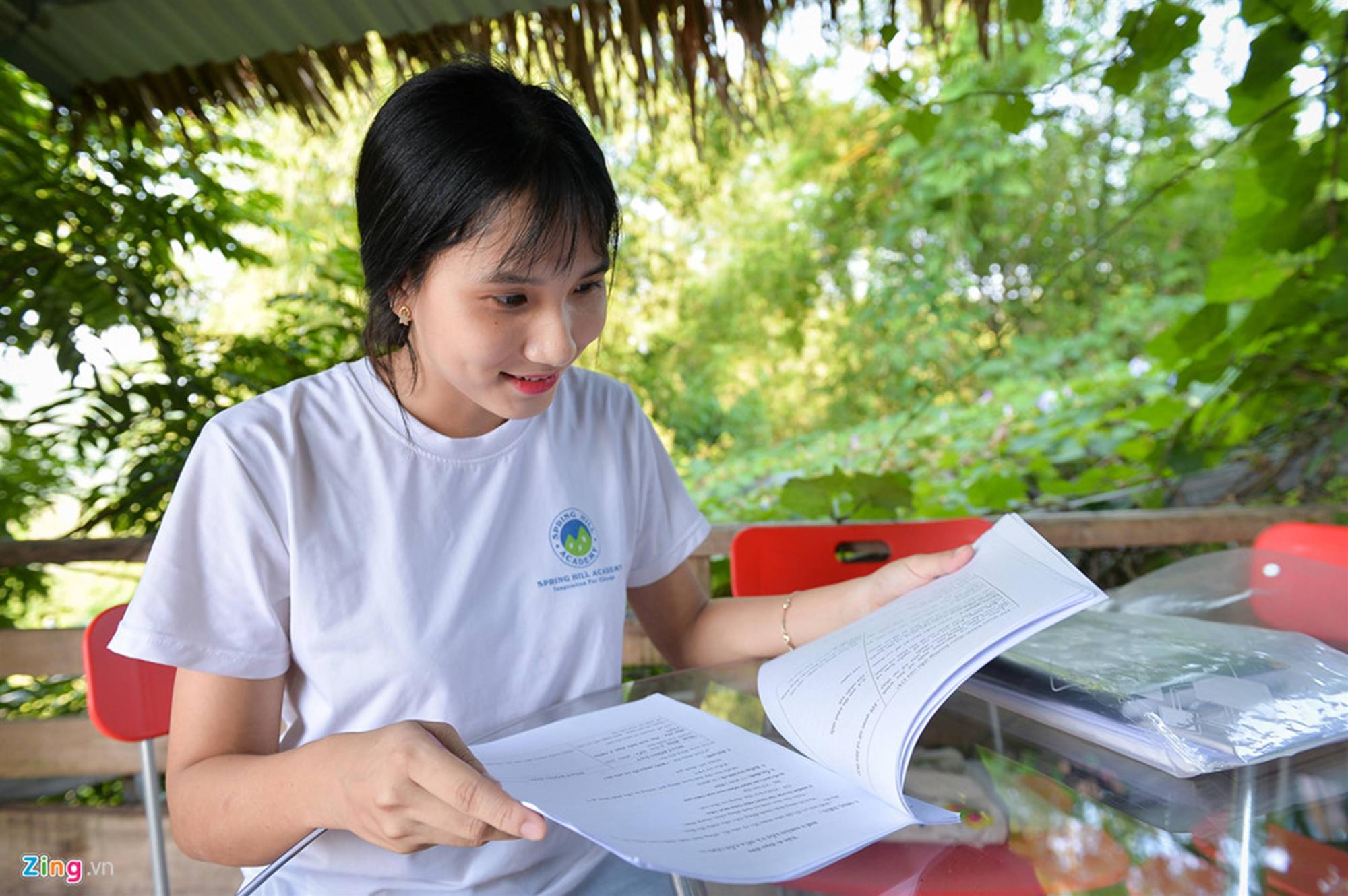 Chị em sinh đôi là cô giáo, giống nhau đến mức học sinh cũng nhầm-13