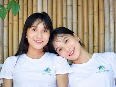 Chị em sinh đôi là cô giáo, giống nhau đến mức học sinh cũng nhầm