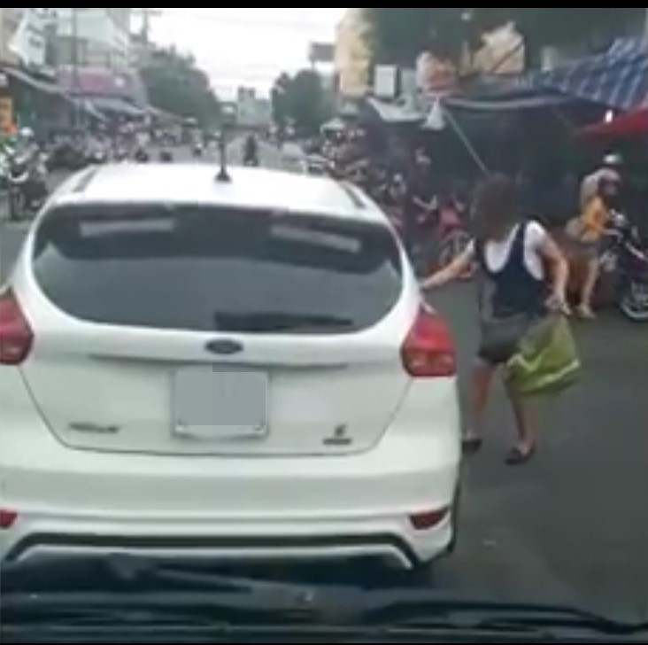 Clip: Một phụ nữ vô tư dừng xe ô tô giữa ngã 3 đông người qua lại chỉ để đi chợ-2