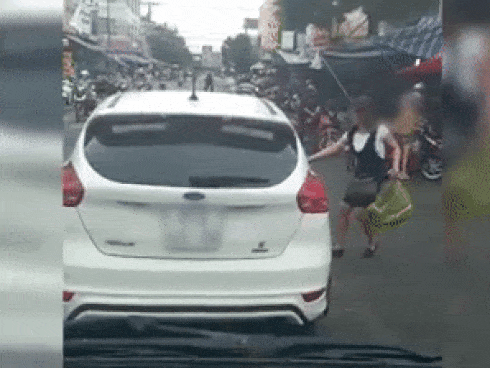 Clip: Một phụ nữ vô tư dừng xe ô tô giữa ngã 3 đông người qua lại chỉ để đi chợ
