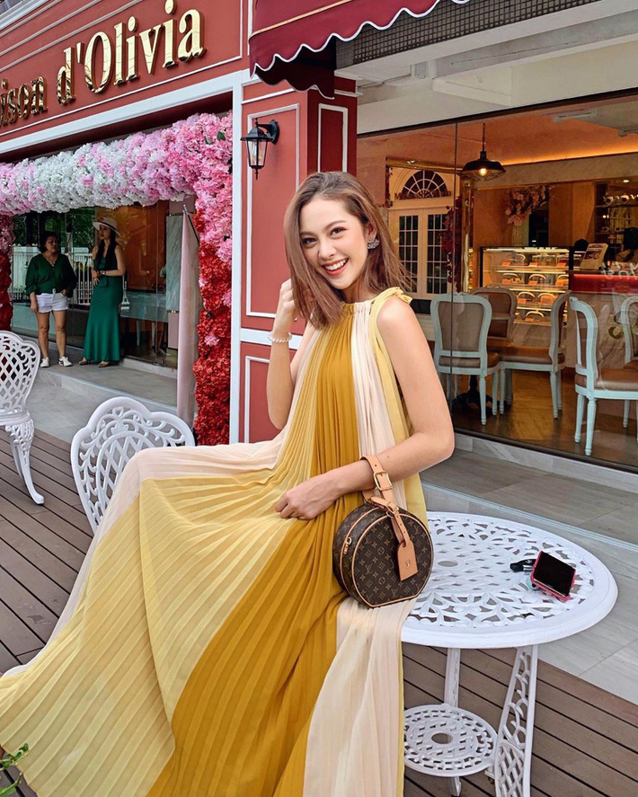 Trời vào Thu mát mẻ, các quý cô Châu Á lại được dịp bung lụa với loạt các thiết kế đầy màu sắc-1