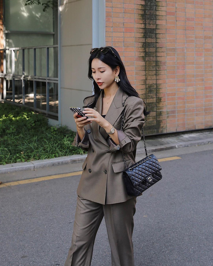 Trời vào Thu mát mẻ, các quý cô Châu Á lại được dịp bung lụa với loạt các thiết kế đầy màu sắc-14