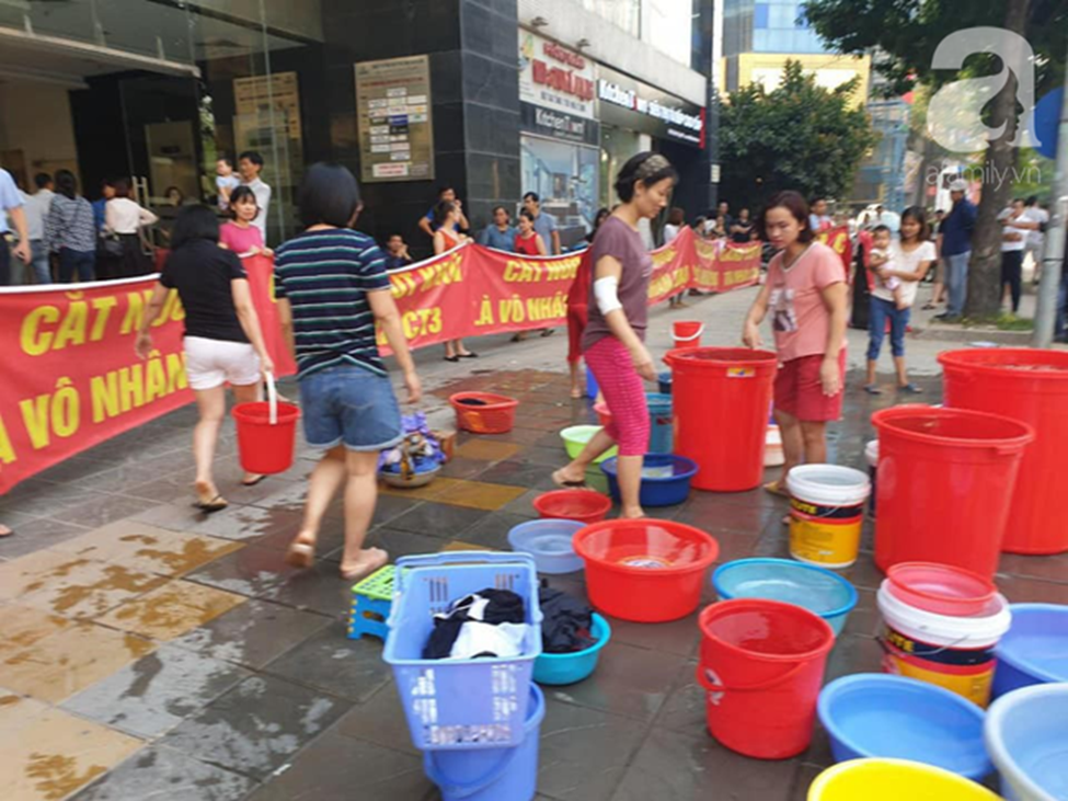 Vụ dân phải xách xô đi mua nước tại chung cư cao cấp ở Hà Nội: Chủ đầu tư cắt nước vì cư dân nợ tiền?-2